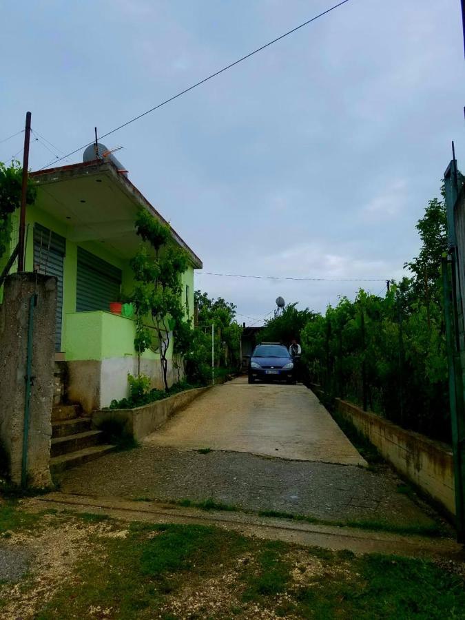 Guesthouse Aleksander Берат Екстер'єр фото
