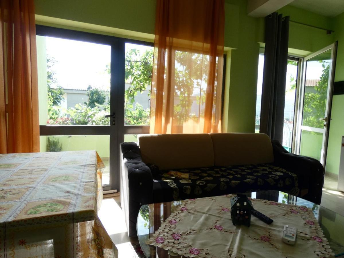 Guesthouse Aleksander Берат Екстер'єр фото