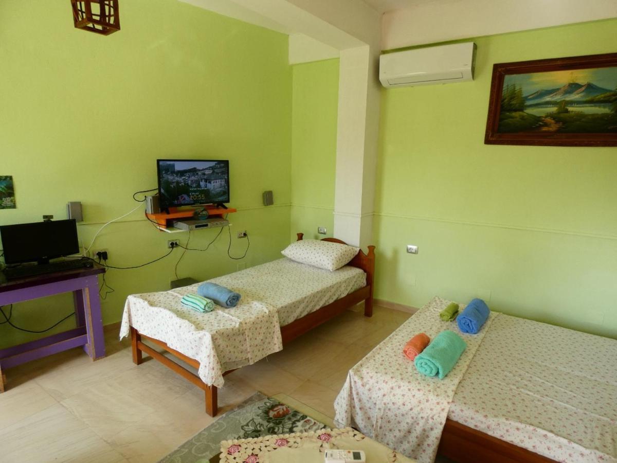 Guesthouse Aleksander Берат Екстер'єр фото