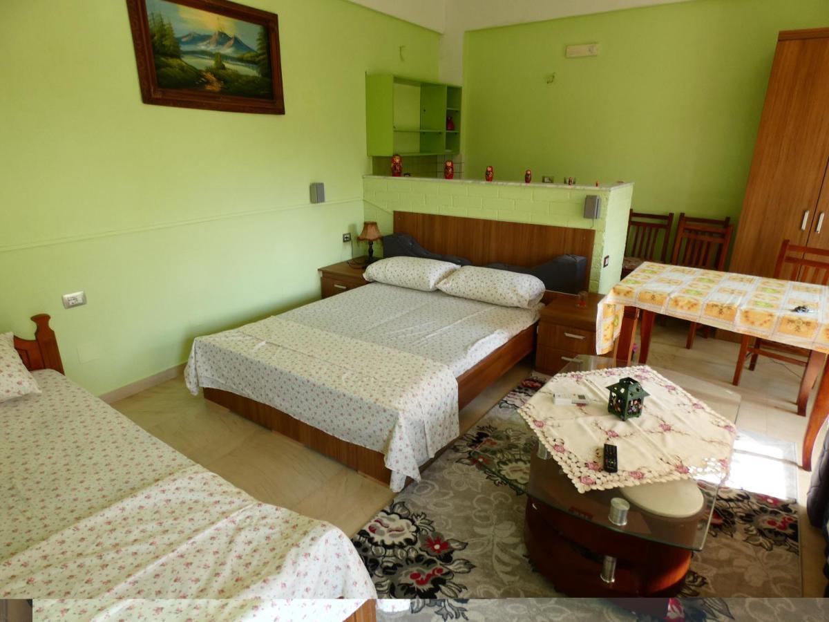 Guesthouse Aleksander Берат Екстер'єр фото